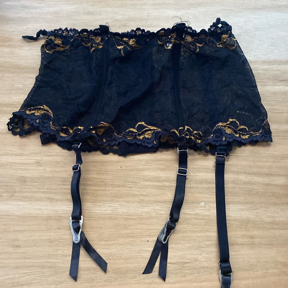 Free!! Garter Belt Black Lace size 36 - M in fair condition